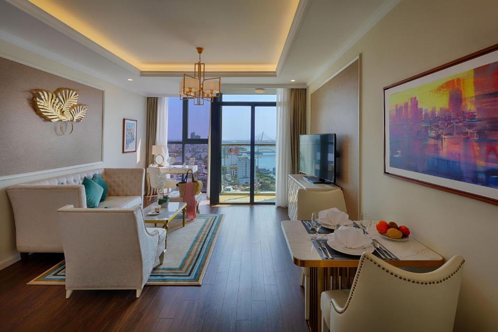 Suite Panoramic River View Vinpearl Riverfront Danang (1)