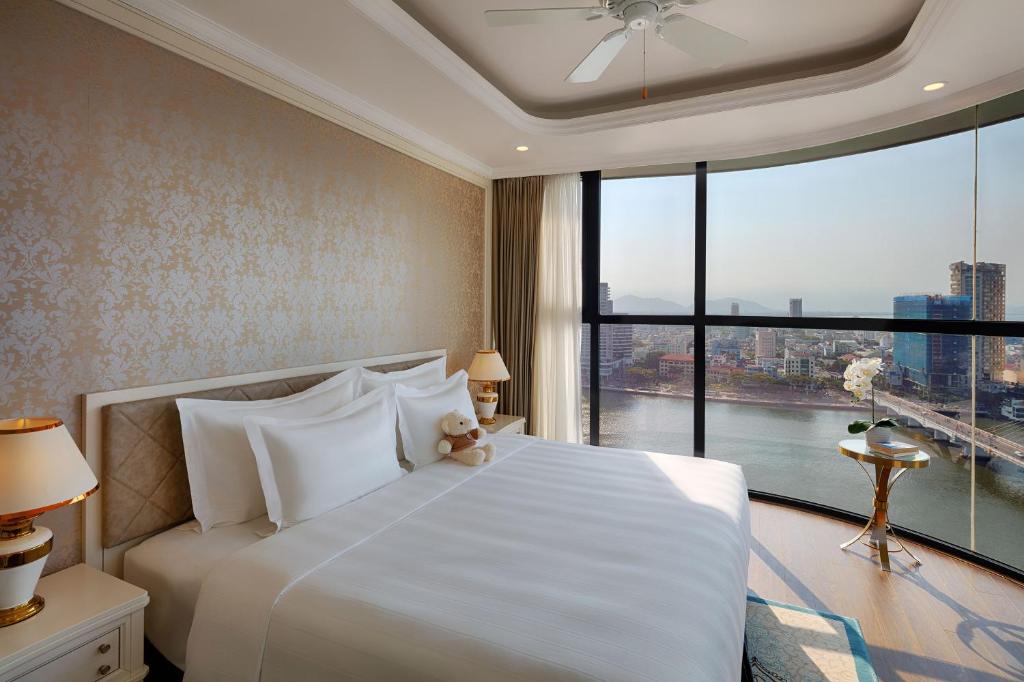 Suite Panoramic River View Vinpearl Riverfront Danang (1)
