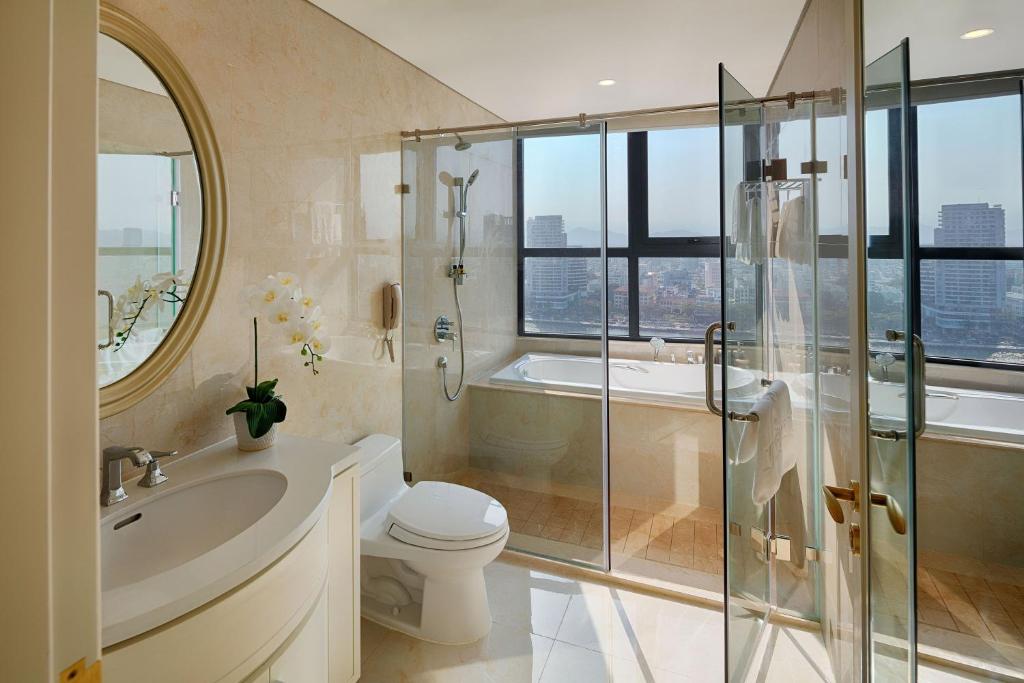 Suite Panoramic River View Vinpearl Riverfront Danang (1)