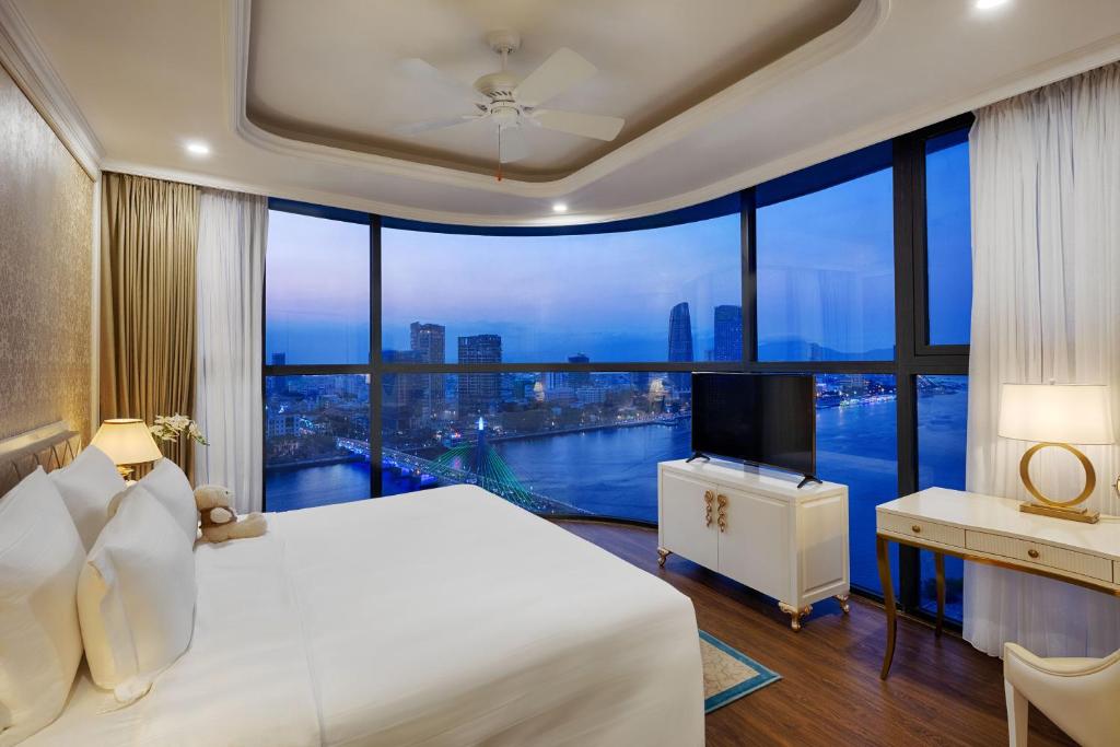 Suite Panoramic River View Vinpearl Riverfront Danang (1)