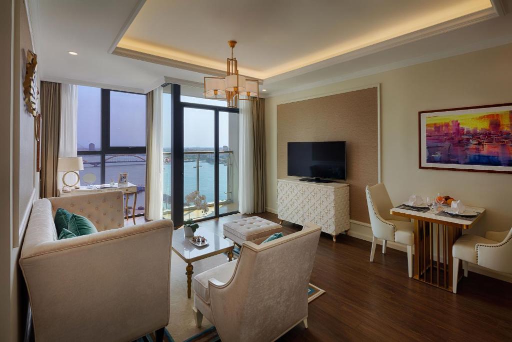 Suite Panoramic River View Vinpearl Riverfront Danang (1)