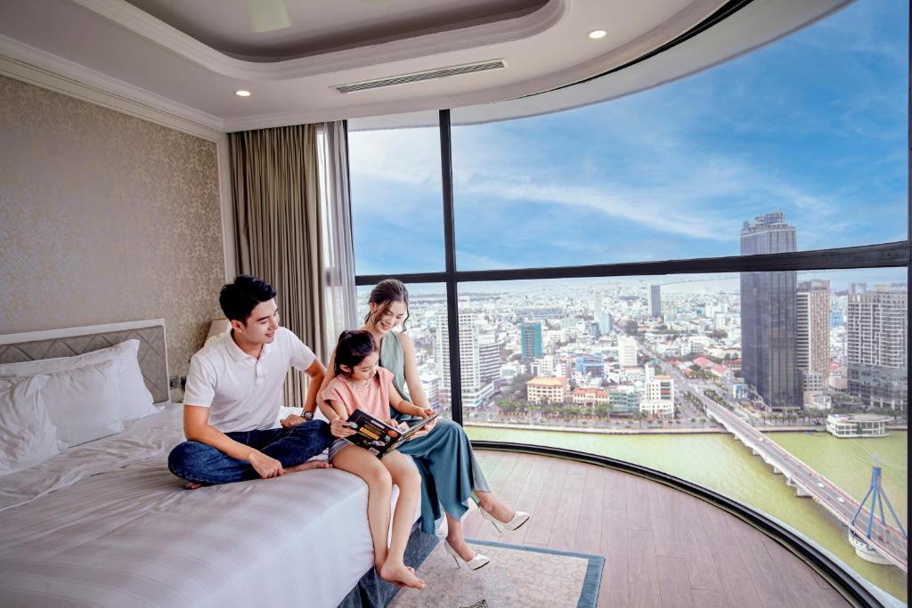 Suite Panoramic River View Vinpearl Riverfront Danang (1)